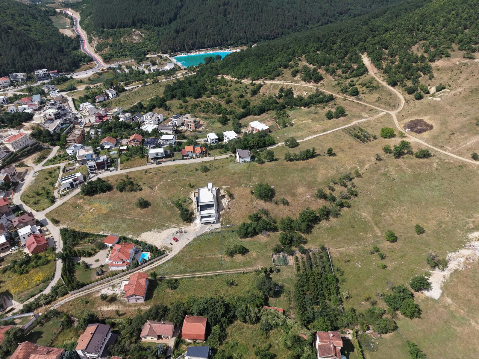 Pamje ajrore e lokacionit te Sofalia Village me livadhin e gjelber dhe pishinen ne afersi