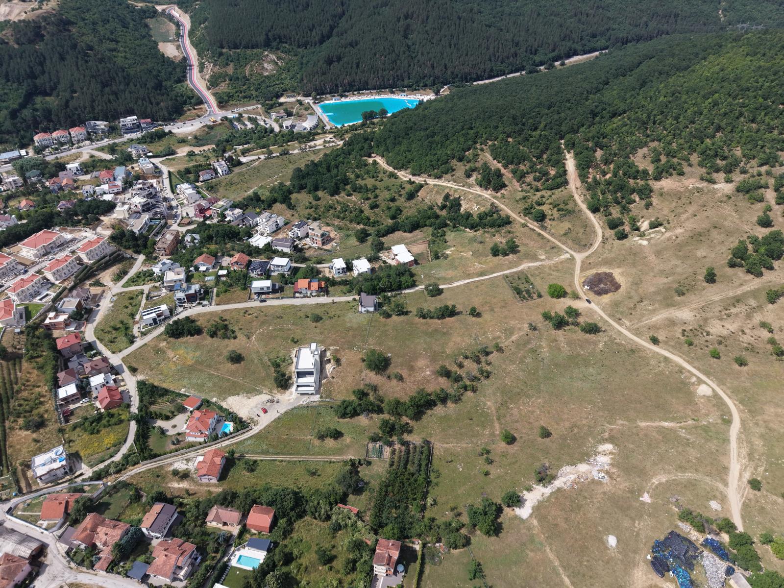 Pamje ajrore e gjere e lugines se Sofalis me male te pyllezuara